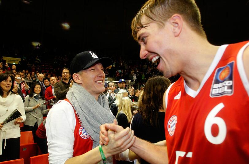 Während Schweinsteiger nicht auf dem Platz stehen konnte, ünterstützte er regelmäßig die Basketball-Abteilung des FC Bayern um seinen guten Freund und Nationalspieler Steffen Hamann.