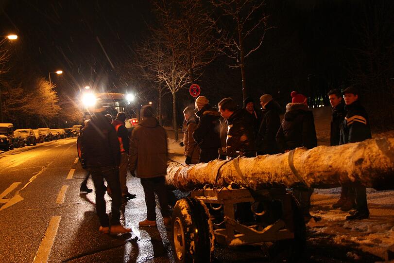 Nichts wie weg: Die Mitglieder des Harlachinger Burschenvereins beim Maibaum-Transport.