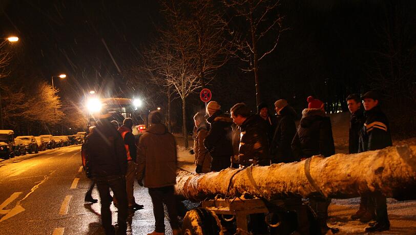 Nichts wie weg: Die Mitglieder des Harlachinger Burschenvereins beim Maibaum-Transport. Nichts wie weg: Die Mitglieder des Harlachinger Burschenvereins beim Maibaum-Transport.