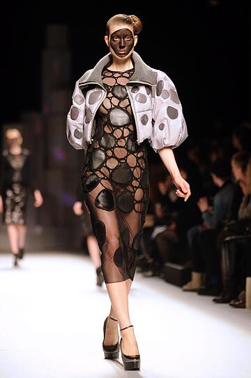 Bei der Fashion Week in Paris geht der Trend vieler Designer immer mehr zu wenig Stoff und viel Haut. Beispiele gefällig? Die Bilder vom Laufsteg.