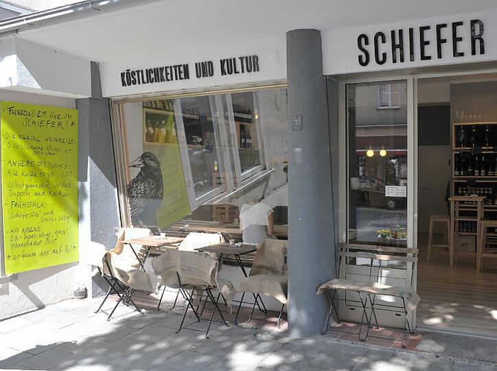 Vor dem Lokal gibt's eine Terrasse.