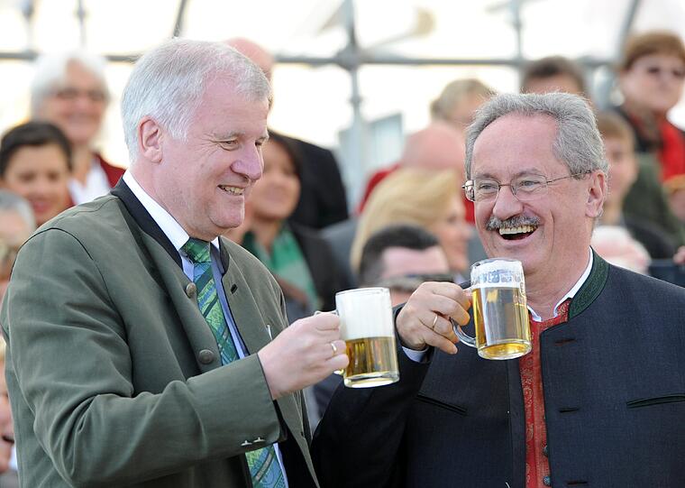 Gut gelaunt in der politikferien Zone: Horst Seehofer und Christian Ude.