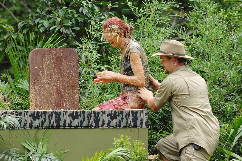 Warenkorb	  |  Download
Tag 14: Claudelle Deckert (c) RTL / Stefan Menne
 
Warenkorb	  |  Download
Tag 14: v.li.: Claudelle Deckert, Fiona Erdmann, Sonja Zietlow und Daniel Hartwich (c) RTL / Stefan Menne
 
Warenkorb	  |  Download
Tag 14: v.li.: Claudelle Deckert, Fiona Erdmann, Dr. Bob, Sonja Zietlow und Daniel Hartwich (c) RTL / Stefan Menne
 
Warenkorb	  |  Download
Tag 14: Das Becken mit Fischabfällen, toten Insekten und Schleim (c) RTL / Stefan Menne
 
Warenkorb	  |  Download
Tag 14: Fiona Erdmann (c) RTL / Stefan Menne
 
Warenkorb	  |  Download
Tag 14: Fiona Erdmann (c) RTL / Stefan Menne
 
Warenkorb	  |  Download
Tag 14: Claudelle Deckert (c) RTL / Stefan Menne
 
Warenkorb	  |  Download
Tag 14: Fiona Erdmann (c) RTL / Stefan Menne
 
Warenkorb	  |  Download
Tag 14: Sonja Zietlow und Daniel Hartwich (c) RTL / Stefan Menne
 
Warenkorb	  |  Download
Tag 14: Fiona Erdmann (c) RTL / Stefan Menne
 
Warenkorb	  |  Download
Tag 14: Fiona Erdmann (c) RTL / Stefan Menne
 
Warenkorb	  |  Download
Tag 14: Fiona Erdmann (c) RTL / Stefan Menne
 
Warenkorb	  |  Download
Tag 14: Claudelle Deckert (c) RTL / Stefan Menne
 
Warenkorb	  |  Download
Tag 14: Claudelle Deckert (c) RTL / Stefan Menne
 
Warenkorb	  |  Download
Tag 14: Claudelle Deckert (c) RTL / Stefan Menne
 
Warenkorb	  |  Download
Tag 14: Claudelle Deckert und Dr. Bob behandelt (c) RTL / Stefan Menne
 
Warenkorb	  |  Download
Tag 14: Claudelle Deckert (l.), Fiona Erdmann, Sonja Zietlow und Daniel Hartwich (c) RTL / Stefan Menne
 
Warenkorb	  |  Download
Tag 14: Olivia Jones und Georgina (r.) (c) RTL
 
Warenkorb	  |  Download
Tag 14: Patrick Nuo und Fiona Erdmann (c) RTL
 
Warenkorb	  |  Download
Tag 14: Georgina (c) RTL / Stefan Menne
 
Warenkorb	  |  Download
Tag 14: Georgina (c) RTL / Stefan Menne
 
Warenkorb	  |  Download
Tag 14: Georgina (c) RTL / Stefan Menne

ACHTUNG: SPERRFRIST FÜR ALLE MEDIEN BIS DONNERSTAG, 24. JANUAR 2013, 23.15 UHR !!!

Heute Abend um 22.15 Uhr gibt es die 14. Folge von &bdquo;Ich bin ein Star &ndash; Holt mich hier raus!&ldquo; &ndash; live aus dem australischen Dschungel. Folgende Themen werden voraussichtlich zu sehen sein:

Dschungelprüfung &bdquo;Stars vor dem Abgrund&ldquo;: Fiona weiß nix und geht mit Fischabfällen, toten Insekten und Schleim baden!

Nur noch fünf Stars sind im Rennen um die Dschungelkrone und die prominenten Camper haben entschieden, dass heute Fiona und Claudelle zur Dschungelprüfung &bdquo;Stars vor dem Abgrund&ldquo; antreten müssen. Bei dieser Teamprüfung werden Wissen und Angstüberwindung auf die Probe gestellt. Ein riesiger Stern liegt mitten auf dem Dschungel-Boden. In dessen fünf großen Spitzen ist jeweils einer der begehrten Sterne versteckt. Da die oberen Abdeckungen darauf erst kurz vorher entfernt werden, wissen Fiona und Claudelle nicht, dass sich in ihnen einige heimische Tiere und andere Dinge befinden. In der Mitte des großen Sterns befindet sich eine Vertiefung. Darin ist ein &bdquo;Walk of Fame&ldquo; mit fünf auf den Boden liegenden Sternen, wie der berühmte Gehweg zu beiden Seiten des Hollywood-Boulevards, gepflastert. Von hier aus lassen sich die Öffnungen zu den Eingängen der fünf Sternenspitzen erreichen. Diese sind jeweils mit einer Stoffmembran verschlossen. Insgesamt können die Stars fünf Sterne erspielen.

Claudelle steht bei der Dschungelprüfung in der Mitte des großen Sterns. Sie muss die Sterne finden und einsammeln. Fiona bekommt allerdings vorher von Sonja Zietlow und Daniel Hartwich Fragen gestellt und muss diese beantworten. Für jede richtig beantwortete Frage, der einzelnen Stationen bekommt das Team 30 Sekunden Zeit, für die Sternensuche. Bei der Beantwortung der Fragen sitzt Fiona auf einer Planke. Diese befindet sich direkt über einem großen Bottich voller stinkender Fischabfälle, widerlicher toter Insekten und Schleim. Und bei jeder falschen Antwort fällt Fiona in die widerliche Brühe.

Freundlich werden Claudelle und Fiona von den Moderatoren Sonja Zietlow und Daniel Hartwich begrüßt. Sonja Zietlow: &bdquo;Habt ihr wieder Hunger?&ldquo; Claudelle und Fiona: &bdquo;Nein.&ldquo; Daniel Hartwich: Ihr seid ja ein eingespieltes Team und insofern freut ihr euch bestimmt auf die Dschungelprüfung?&ldquo; Fiona: &bdquo;Frauenpower.&ldquo; Claudelle: &bdquo;Ja, wir freuen uns und ich bin aufgeregt.&ldquo; Sonja Zietlow: &bdquo;Die Prüfung ist unser persönlicher Walk of Fame. Fiona, da du einstimmig gewählt worden bist, wirst du auf einer Planke Platz nehmen. Dort wirst du dann, jeweils zu einem Star, drei verschiedene Fragen gestellt bekommen und hoffentlich richtig antworten. Denn jede richtige Antwort bedeutet 30 Sekunden Zeit, für Claudelle die Sterne zu suchen.&ldquo; Daniel Hartwich: &bdquo;Claudelle steh in der Mitte dieses herrlichen großen Sterns und in jeder dieser fünf Ecken ist ein Stern versteckt. Den Stern musst du suchen und du hast so viel Zeit, wie Fiona vorher erspielt hat. Wenn du den Stern gefunden hast.&ldquo; Sonja Zietlow: &bdquo;Das einzige Problem ist, dass wenn du liebe Fiona, eine falsche Antwort gibst, dann macht es plumps und du fliegst in den Bottich mit Fischabfällen&ldquo; Daniel Hartwich fügt hinzu: &bdquo;&hellip;und toten Insekten und Schleim.&ldquo; Sonja Zietlow: &bdquo;Es kommt darauf an, wie viele Fragen Fiona richtig beantwortet. Im besten Falle hat Claudelle dann für einen Zacken anderthalb Minuten Zeit. Im schlechtesten Falle hat sie gar keine Zeit für eine Sternenspitze.&ldquo; Daniel Hartwich: &bdquo;Möchtet ihr zu dieser Dschungelprüfung antreten? Fiona und Claudelle: &bdquo;Ja.&ldquo;

Und es geht los: Fiona muss in der grünen Spielhölle die Fragen beantworten, während Claudelle die Sterne holen muss. Claudelle steigt in das Innere des großen Sterns und Fiona nimmt auf ihren vorläufigen Dschungelthron über dem Bottich Platz. &bdquo;Ahh, der Inhalt stinkt widerlich!&ldquo;

1. Stern: &bdquo;Brad zwickt&ldquo; &ndash; Schlammkrabben:
Claudelle ist im inneren des großen Sterns und nimmt die Blende vom ersten &bdquo;Walk of Fame&ldquo;-Stern ab und liest laut vor: &bdquo;Brad zwickt.&ldquo; Fiona bekommt nun drei Fragen zu Brad Pitt gestellt. Sonja Zietlow: &bdquo;Bevor wir die Fragen zu Brad Pitt stellen, zeigen wir worauf sich Claudelle freuen kann. Die Abdeckung der großen Sternenspitze wird entfernt und es kommen Schlammkrabben zum Vorschein. Daniel Hartwich: &bdquo;Der Stern ist an einer Krabbe befestigt. Nun wollen wir aber erst mal herausfinden, wie viel Zeit du dafür hast. Und Fiona bekommt die erste Frage gestellt.

1. Frage: &bdquo;Von wem ließ sich Brad Pitt 2005 scheiden?&ldquo;
(richtige Antwort: Jennifer Aniston): Fiona kennt die korrekte Antwort und dafür gibt es die ersten 30 Sekunden zur Sternenjagd.

2. Frage: &bdquo;Wie heißt Brad Pitt offiziell mit erstem Vornamen?&ldquo; (richtige Antwort: William - Bradley Pitt): Fiona: &bdquo;Ich kann nur Brad sagen.&ldquo; Leider falsch und das Modell landet im Bottich. Claudelle leidet mit: &bdquo;Oh, nein.&ldquo;  Fiona: &bdquo;Sorry, woher soll ich das wissen?&ldquo;

3. Frage: &bdquo;Während der Dreharbeiten zu welchem Film verliebte sich Brad Pitt in Angelina Jolie? (richtige Antwort: Mr. & Mrs. Smith): Fiona kann die Frage richtig beantworten.  
Zwei richtig beantwortete Fragen und Claudelle hat jetzt eine Minute Zeit, den ersten Stern zu holen. Schnell kriecht sie durch die Stoffmembran in die Ecke des großen Sterns und holt sich den ersten Stern. Ergebnis: 1 Stern.

2. Stern: &bdquo;Aal Pacino&ldquo; &ndash; Aale:
Claudelle macht nun die goldene Blende vom zweiten Stern ab. Fiona: &bdquo;Von Al Pacino habe ich keine Ahnung.&ldquo; Daniel Hartwich: &bdquo;Von Cappuccino oder Al Pacino?&ldquo;

1. Frage: &bdquo;Wie viele Teile der Filmreihe &bdquo;Der Pate&ldquo;, in der Al Pacino seine Paraderolle spielte, gibt es?&ldquo; (richtige Antwort: 3): Fiona rät vier, leider falsch und sie fällt wieder in den Bottich. Fiona: &bdquo;Scheiße.&ldquo;

2. Frage: &bdquo;Aus welchem Land wanderten Al Pacinos Eltern in die USA ein?
(richtige Antwort: Italien/Sizilien): Fiona: &bdquo;Woher soll ich das wissen? Der Pate ist Mafia. Kolumbien?&ldquo; Falsch und ab in den Bottich. Fiona: &bdquo;Oh, Gott&hellip;&ldquo;

3. Frage: &bdquo;In welchem Teil der Gangstertrilogie hat Al Pacino mitgespielt? Ocean's Eleven, Twelve oder Thirteen?&ldquo; (richtige Antwort: Thirteen): Fiona: &bdquo;Ich kenne nur Ocean's Eleven&ldquo;.
Und wieder landet das Model im Bottich. Fiona: &bdquo;Ich sehe nix mehr.&ldquo; Daniel Hartwich: &bdquo;Du musst ja auch nur denken.&ldquo; Da alle Fragen falsch beantwortet wurden, bleiben die Aale ohne Besuch und Claudelle geht zur nächsten Sternespitze. Ergebnis: kein Stern.

3. Stern: &bdquo;Spinnt Eastwood&ldquo; &ndash; Spinnen:
Fiona: &bdquo;Ich bin so schlecht in so was. Ich habe doch keine Ahnung&hellip;&ldquo;
1. Frage: &bdquo;In welchem Film spielte Clint Eastwood 1971 die Rolle des Polizisten Harry Callahan?&ldquo; (richtige Antwort: Dirty Harry): Fiona: &bdquo;Ich bin Baujahr 1988, ich weiß es nicht. Harry?&ldquo; Wieder geht sie baden. Fiona: &bdquo;Scheiße, ich habe was in die Nase bekommen&hellip;&ldquo;

2. Frage: &bdquo;Welche Rolle lehnte Clint Eastwood in den 70er Jahren als Nachfolger von Sean Connery ab?&ldquo; (richtige Antwort: James Bond): Fiona kennt die Antwort nicht: &bdquo;Es tut mir so leid. Ich weiß doch nicht mal richtig, wer Sean Connery ist.&ldquo; Doch sie rät die Antwort James Bond aus und hat Glück. Die ersten 30 Sekunden sind sicher.

3. Frage: &bdquo;In welches öffentliche Amt wurde Clint Eastwood 1986 in seinem Heimatort Carmel gewählt?&ldquo; (richtige Antwort: Bürgermeister): Fiona: &bdquo;Keine Ahnung&hellip;so was wie Bürgermeister?&ldquo; Richtig. Eine Minute für die Sternenjagd.  Claudelle wagt sich schnell zu den Spinnen und holt tapfer den Stern. Ergebnis: 1 Stern.

4. Stern: &bdquo;iGitte Nielsen&ldquo; &ndash; Aalschleim und Fischabfälle:
1. Frage: &bdquo;In der wievielten Staffel von `Ich bin ein Star&hellip;` bestieg Brigitte Nielsen den Dschungelthron?&ldquo; (richtige Antwort: Staffel 6): Fiona: &bdquo;Scheiße, in welcher Staffel bin ich? Ich muss raten sechs? Richtig. 30 Sekunden für Claudelle.