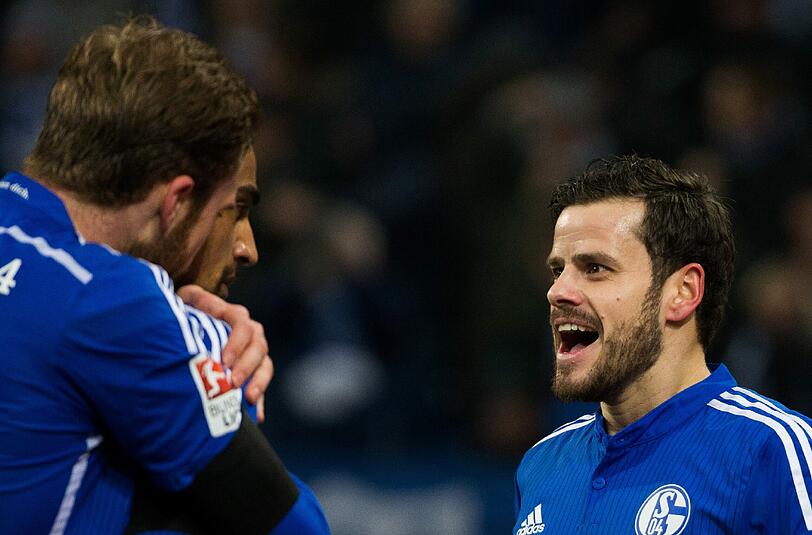 Nach einer Bombendrohung verzögerte sich die Partie zwischen Schalke und Mönchengladbach um wenige Minuten - S04 hatte anschließend den besseren Start und ging durch Barnetta mit 1:0 in Führung.