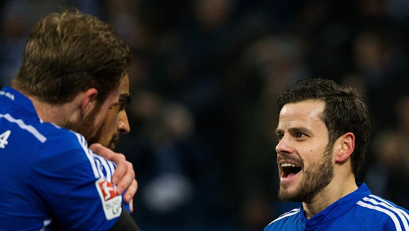 Nach einer Bombendrohung verzögerte sich die Partie zwischen Schalke und Mönchengladbach um wenige Minuten - S04 hatte anschließend den besseren Start und ging durch Barnetta mit 1:0 in Führung. Nach einer Bombendrohung verzögerte sich die Partie zwischen Schalke und Mönchengladbach um wenige Minuten - S04 hatte anschließend den besseren Start und ging durch Barnetta mit 1:0 in Führung.