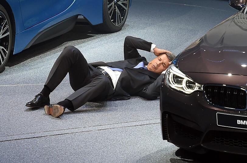 Schock bei der IAA Frankfurt: BMW-Chef Harald Krüger bricht mitten während seiner Rede zusammen.