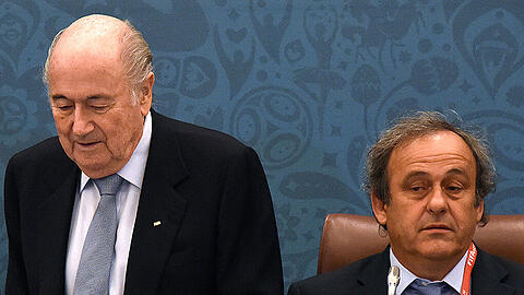 Joseph S. Blatter (links) und Michel Platini sind derzeit für sechs Jahre gesperrt - beide haben jedoch den Internationalen Sportgerichtshof CAS angerufen, um eine Aufhebung der Sanktion zu erwirken.