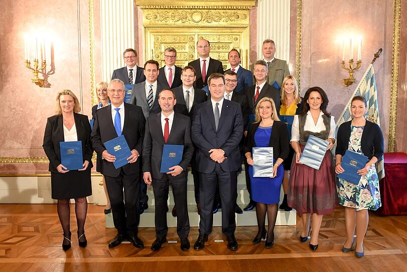 Die Mitglieder des neuen bayerischen Kabinetts stehen im Prinz-Carl-Palais nach der Vereidigung für ein Gruppenfoto zusammen.
