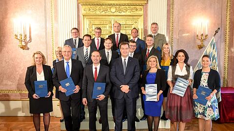 Die Mitglieder des neuen bayerischen Kabinetts stehen im Prinz-Carl-Palais nach der Vereidigung für ein Gruppenfoto zusammen.