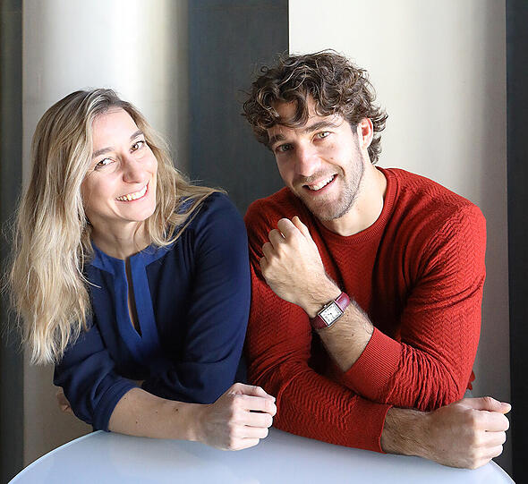 Die Hornistin Milena Viotti mit ihrem Bruder, dem Dirigenten Lorenzo Viotti, im Foyer des Nationaltheaters.