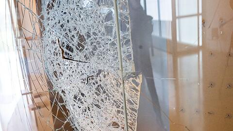Ein eingeschlagenes Vitrinen-Fenster im Kelten-Römer-Museum.