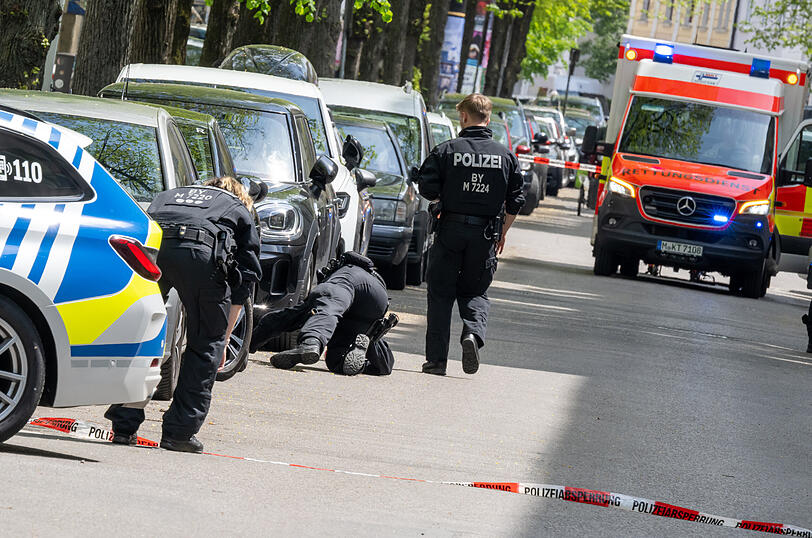 Bilder vom Polizeieinsatz in Schwabing, als mehrere Beamte von einem bewaffneten Mann bedroht worden sind.