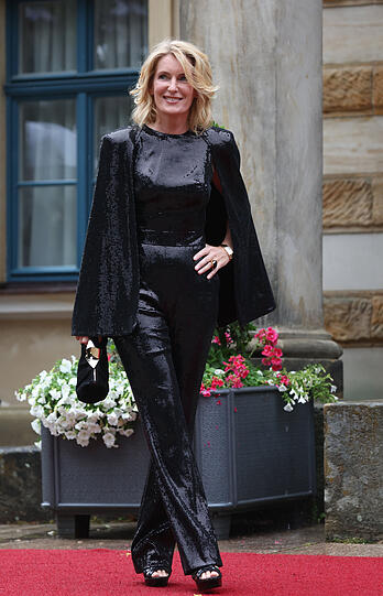 Schauspielerin Maria Furtwängler kam im schwarzen Paillettenjumpsuit.