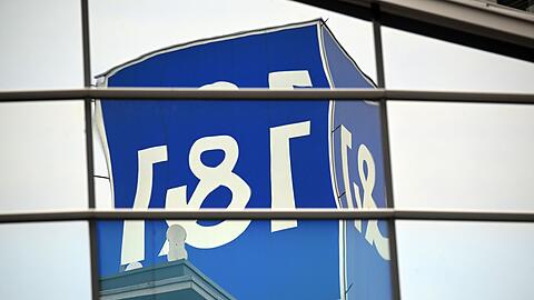 Das Logo des Telekommunikationsanbieters 1&1 spiegelt sich in den Scheiben eines Bahnhofes.