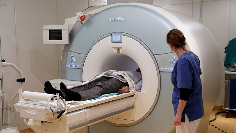 In einer Radiologie wird die Untersuchung eines Patienten an einem MRT vorbereitet. Auch in der Medizintechnik wird Titan gebraucht.