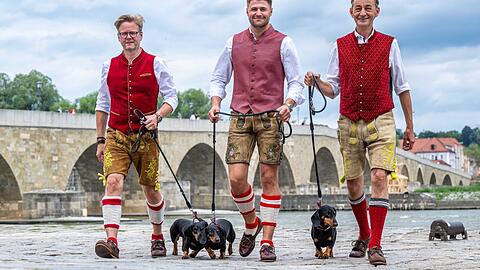 Bereit für die große Parade (v.l.): Oliver Storz, Moritz Hickl und Seppi Küblbeck vom Dackelmuseum