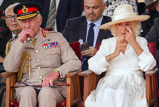 König Charles und Königin Camilla zeigten sich am VJ Day sichtlich ergriffen. Doch vor allem Prinz Harrys Briefaktion sorgte für Schlagzeilen.