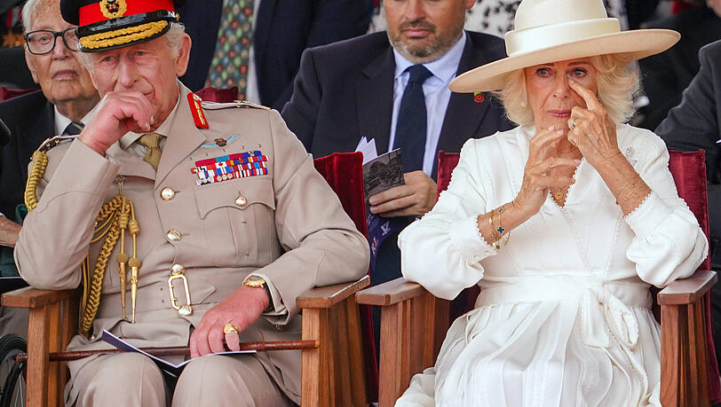 König Charles und Königin Camilla zeigten sich am VJ Day sichtlich ergriffen. Doch vor allem Prinz Harrys Briefaktion sorgte für Schlagzeilen.