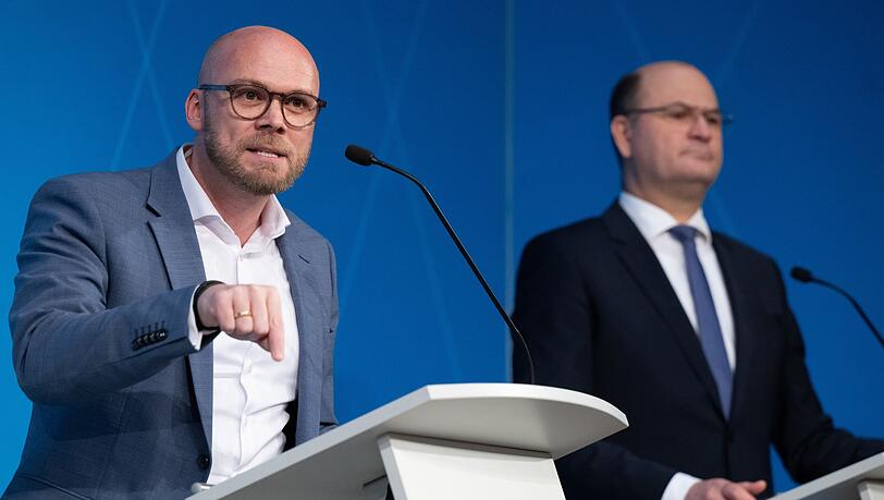 Zwischen Finanzminister Albert Füracker (CSU, rechts) und Digitalminister Fabian Mehring (Freie Wähler) ist ein offener Streit über die Zusammenarbeit mit Microsoft entbrannt. (Archivbild) Zwischen Finanzminister Albert Füracker (CSU, rechts) und Digitalminister Fabian Mehring (Freie Wähler) ist ein offener Streit über die Zusammenarbeit mit Microsoft entbrannt. (Archivbild)