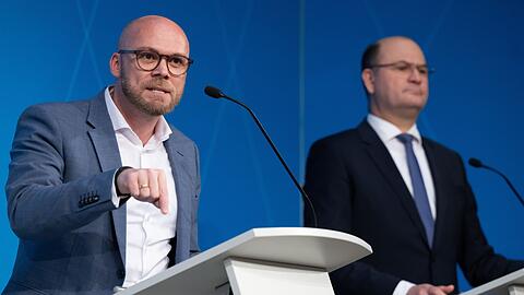Zwischen Finanzminister Albert F&uuml;racker (CSU, rechts) und Digitalminister Fabian Mehring (Freie W&auml;hler) ist ein offener Streit &uuml;ber die Zusammenarbeit mit Microsoft entbrannt. (Archivbild)