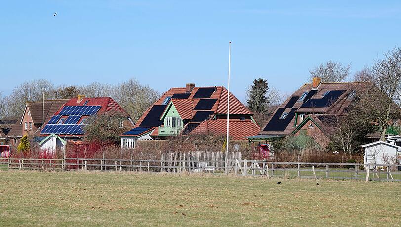 Haushalte mit PV-Anlagen sollen sich künftig stärker an der Netzfinanzierung beteiligen. (Symbolbild) Haushalte mit PV-Anlagen sollen sich künftig stärker an der Netzfinanzierung beteiligen. (Symbolbild)