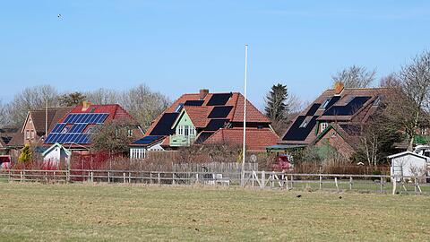 Haushalte mit PV-Anlagen sollen sich k&uuml;nftig st&auml;rker an der Netzfinanzierung beteiligen. (Symbolbild)