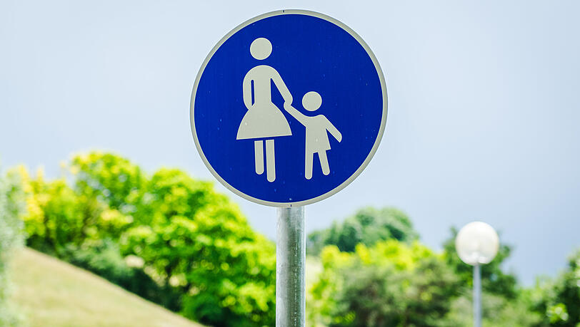 Diese neuen Schilder hat die Stadt vor einigen Monaten an f&uuml;nf Br&uuml;cken im Olympiapark aufgestellt. Sie bedeuten: Radfahrer m&uuml;ssen absteigen und schieben.