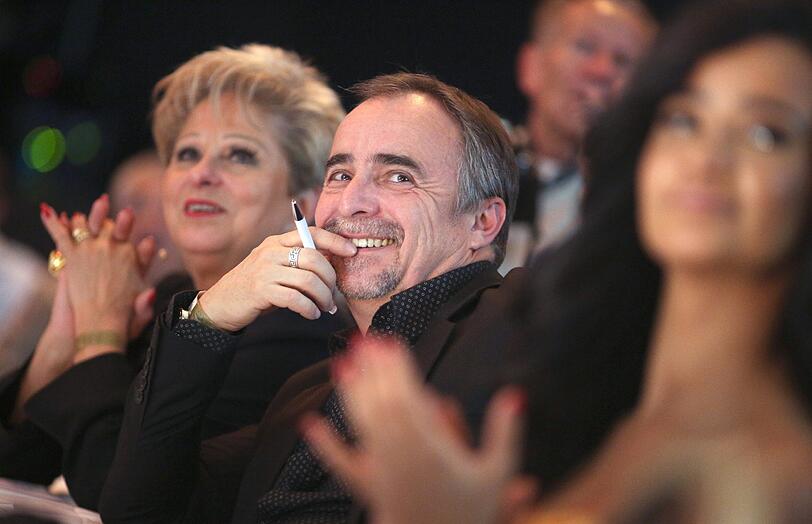 Die Moderatoren Dagmar Frederic (l-r), Jürgen Karney und die Sängerin Gabriella de Almeida Rinne