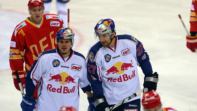Eine lange Sperre droht: EHC-Kapitän Martin Buchwieser (l.) könnte nach seinem Schiri-Rämpler bis zu 32 Spiele aussetzen müssen. Eine lange Sperre droht: EHC-Kapitän Martin Buchwieser (l.) könnte nach seinem Schiri-Rämpler bis zu 32 Spiele aussetzen müssen.