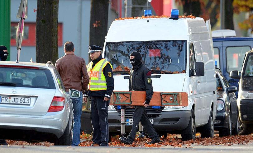 Mit erhobenen Händen kommt ein Mann auf die SEK-Beamten zu, im Hintergrund lauern Heckenschützen der Polizei. Die Beamten nehmen den Mann fest, es ist aber nicht der Täter, der sich in einem Imbiss in Freiburg veschanzt hat.