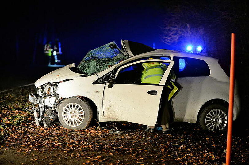 Unfall in der Gemeinde Egerer: Der Fahrer wurde bei dem Crash schwer verletzt. Die Bilder vom Unfallort.