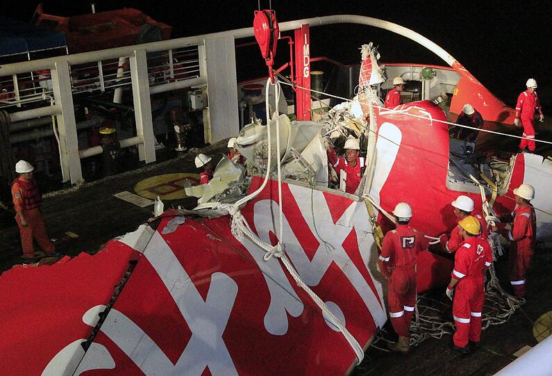 Blackbox gefunden! Die Flugschreiber der AirAsia-Maschine wurden von Tauchern entdeckt. Bilder von den Begrungsarbeiten...