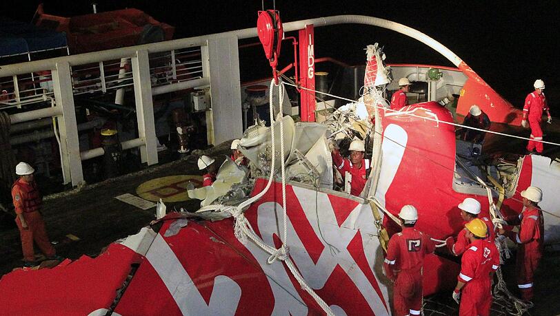 Blackbox gefunden! Die Flugschreiber der AirAsia-Maschine wurden von Tauchern entdeckt. Bilder von den Begrungsarbeiten... Blackbox gefunden! Die Flugschreiber der AirAsia-Maschine wurden von Tauchern entdeckt. Bilder von den Begrungsarbeiten...