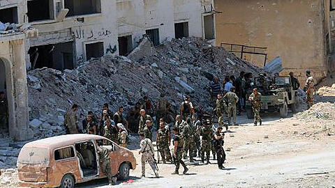 Syrische Soldaten in Vororten von Aleppo. Nach russischer Darstellung mehr als 320 Zivilisten über sogenannte humanitäre Korridore in Sicherheit gebracht. Foto: Sana Handout