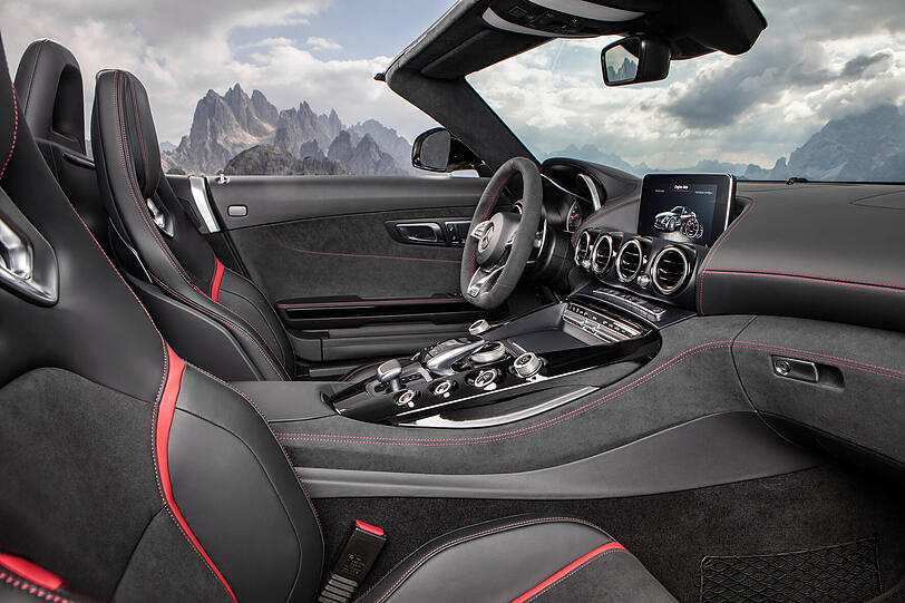 Unter freiem Himmel: Im Mercedes-AMG GT Roadster sind die Rennfahrer-Gene in jeder Faser zu spüren.