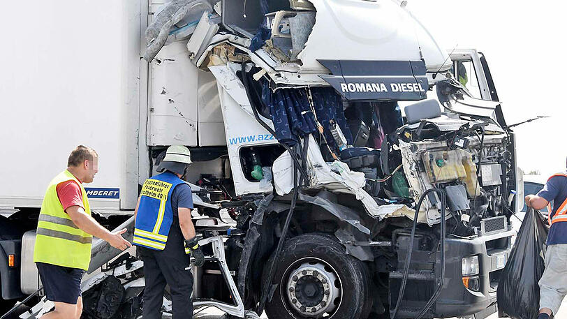 Auf der A99 bei Aschheim raste ein LKW auf das Heck eines anderen bremsenden Gespanns. Der Fahrer wurde nur leicht verletzt, es bildete sich ein 12 Kilometer langer Stau.