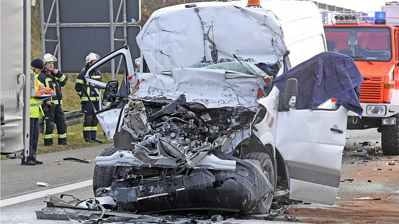 Der Fahrer des Kleintransporters starb bei dem Unfall. Die Bilder vom Unfallort auf der A99.