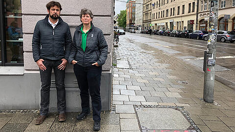 Marion und Martin Kilian vor ihrem Geschäft, gleich am Eck Fraunhofer- und Müllerstraße.