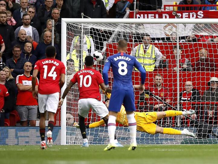 Marcus Rashford (M) erzielte das 1:0 per Elfmeter und legte mit dem 3:0 nach.