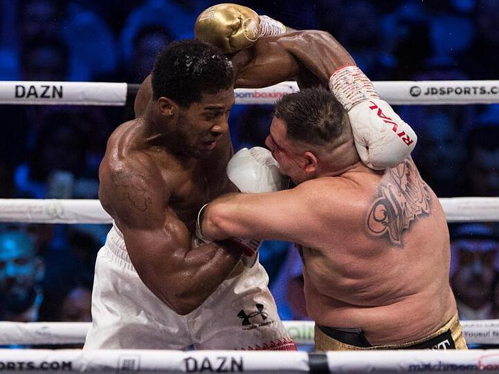 Anthony Joshua (l) hat seinen Gegner unter Kontrolle und trifft Andy Ruiz Jr. am Kopf.