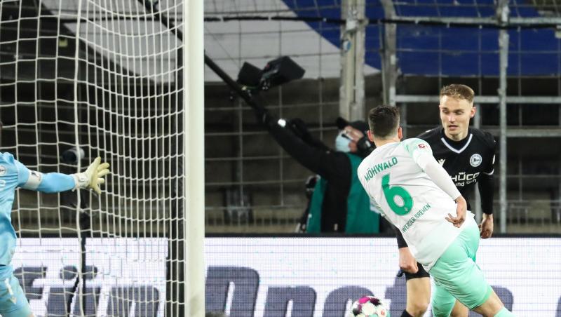 Kevin Möhwald (r) machte den Bremer Auswärtssieg bei Arminia Bielefeld perfekt.