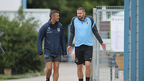 Löwen-Trainer Michael Köllner (l.) und Sascha Mölders.