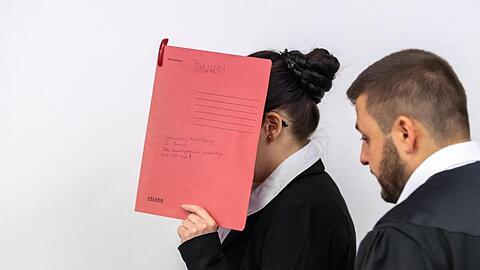 Die Angeklagte Jennifer W. betritt den Gerichtssaal.