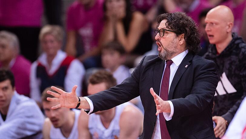 Bayerns Trainer Andrea Trinchieri reagiert an der Seitenlinie.