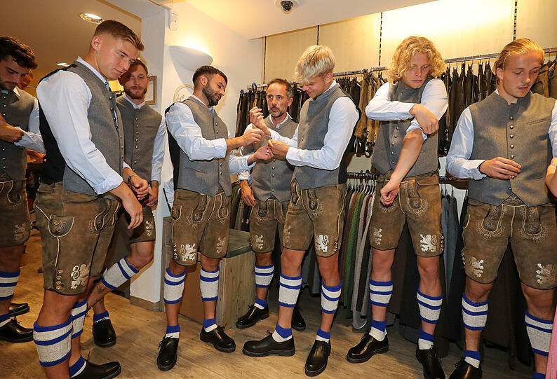 Die Löwen bei der Wiesn-Einkleidung bei Trachten Angermaier.
