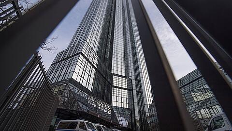 Einsatzfahrzeuge der Bundespolizei stehen vor der Zentrale der Deutschen Bank in Frankfurt.