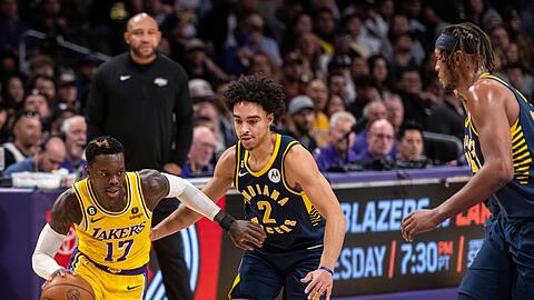 Musste mit den Los Angeles Lakers eine bittere Niederlage hinnehmen: Dennis Schröder (l).