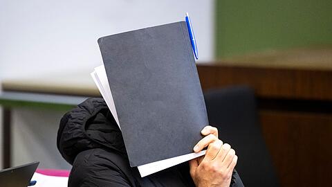 Der wegen sexuellen Missbrauchs angeklagte Fußballtrainer sitzt im Gerichtssaal des Landgerichts.