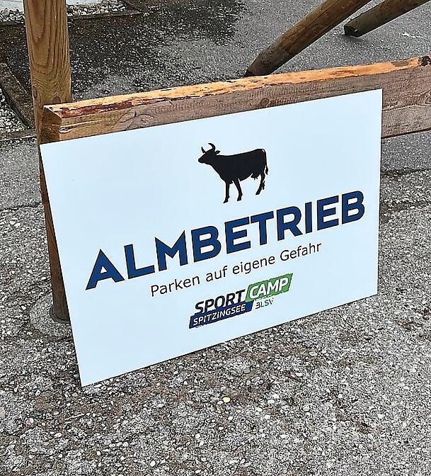 Inzwischen gibt es auf dem Parkplatz am Spitzingsee im Sommer sogar mehrere Warnschilder.