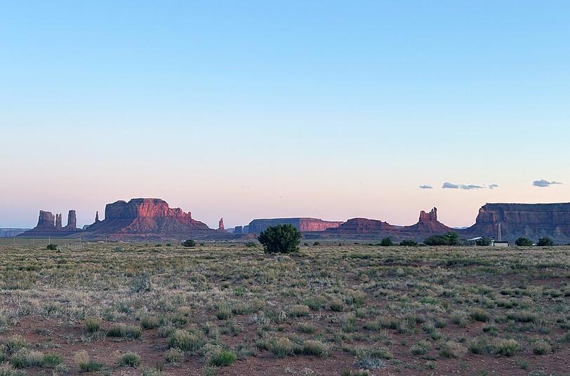 Eine Landschaft, die wir aus vielen Filmen kennen: das Monument Valley an der Grenze von Arizona und Utah. Eine Landschaft, die wir aus vielen Filmen kennen: das Monument Valley an der Grenze von Arizona und Utah.